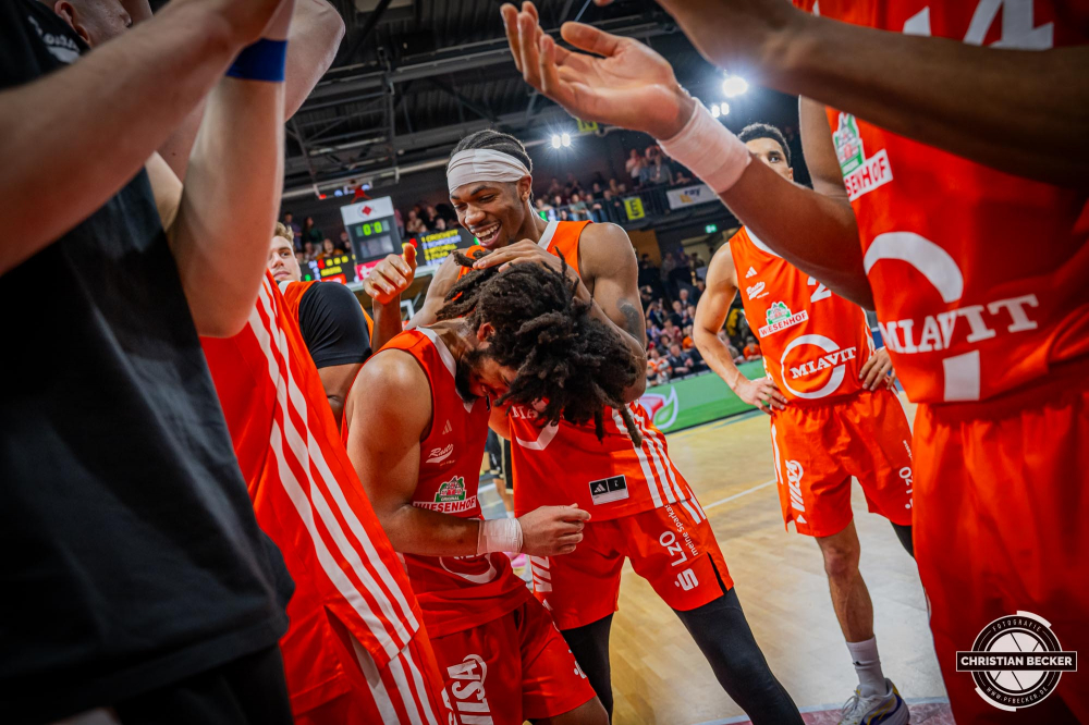 1. Basketball Bundesliga, easyCredit BBL, Saison 2024/2025, Herren, Hauptrunde, 3. Spieltag, 30.01.2025, RASTA Vechta -  L&ouml;wen Braunschweig
Brandon Randolph (#8 - RASTA Vechta) und Tyger Campbell (#10 - RASTA Vechta) nach der Partie
Schlüsselwörter: 1. Bundesliga;3. Spieltag;30.01.2025;BBL;Basketball;Braunschweig;Hauptrunde;Liga;L&ouml;wen;RASTA;RASTA Dome;Saison 2024/2025;Vechta;easycredit