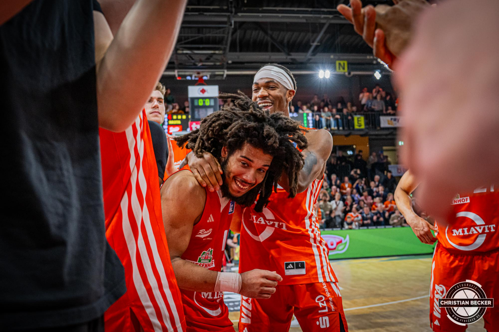 1. Basketball Bundesliga, easyCredit BBL, Saison 2024/2025, Herren, Hauptrunde, 3. Spieltag, 30.01.2025, RASTA Vechta -  L&ouml;wen Braunschweig
Brandon Randolph (#8 - RASTA Vechta) und Tyger Campbell (#10 - RASTA Vechta) nach der Partie
Schlüsselwörter: 1. Bundesliga;3. Spieltag;30.01.2025;BBL;Basketball;Braunschweig;Hauptrunde;Liga;L&ouml;wen;RASTA;RASTA Dome;Saison 2024/2025;Vechta;easycredit