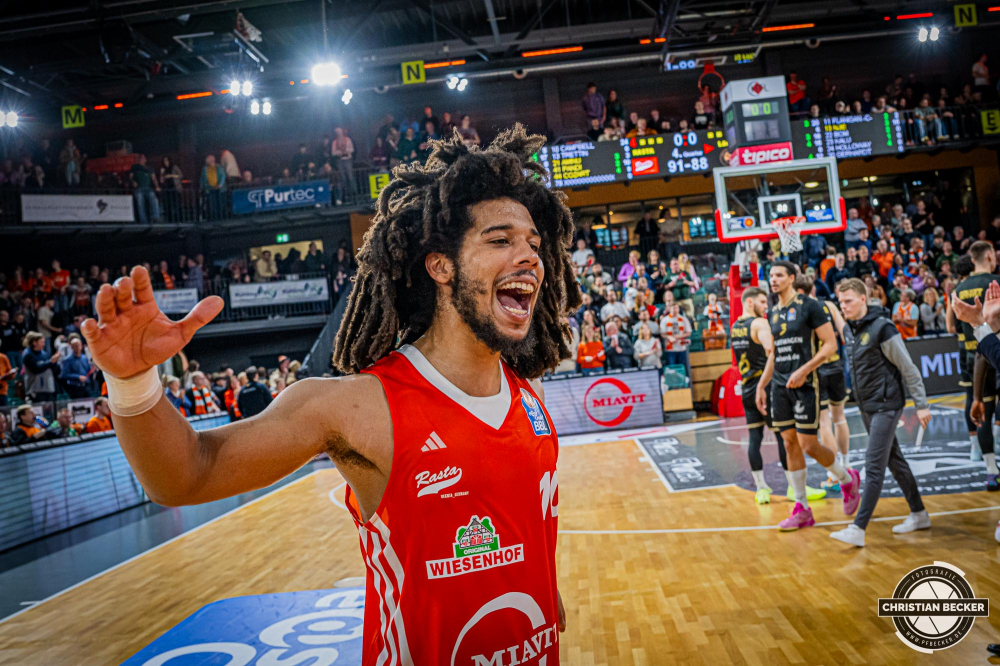 1. Basketball Bundesliga, easyCredit BBL, Saison 2024/2025, Herren, Hauptrunde, 3. Spieltag, 30.01.2025, RASTA Vechta -  L&ouml;wen Braunschweig
Tyger Campbell (#10 - RASTA Vechta) zeigt Emotionen nach der Partie
Schlüsselwörter: 1. Bundesliga;3. Spieltag;30.01.2025;BBL;Basketball;Braunschweig;Hauptrunde;Liga;L&ouml;wen;RASTA;RASTA Dome;Saison 2024/2025;Vechta;easycredit