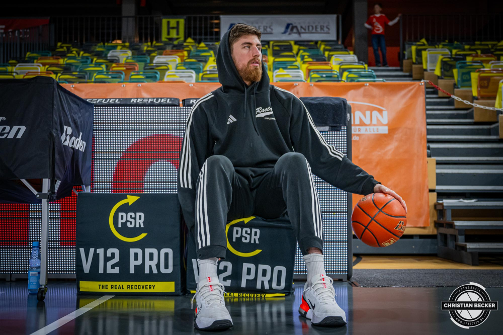 1. Basketball Bundesliga, easyCredit BBL, Saison 2024/2025, Herren, Hauptrunde, 20. Spieltag, 09.02.2025, RASTA Vechta - FC Bayern M&uuml;nchen Basketball
Ryan Schwieger (#15 - RASTA Vechta) vor der Partie
Schlüsselwörter: 09.02.2025;1. Bundesliga;20. Spieltag;BBL;Basketball;Bayern;FC;Hauptrunde;Liga;M&uuml;nchen;RASTA;RASTA Dome;Saison 2024/2025;Vechta;easycredit