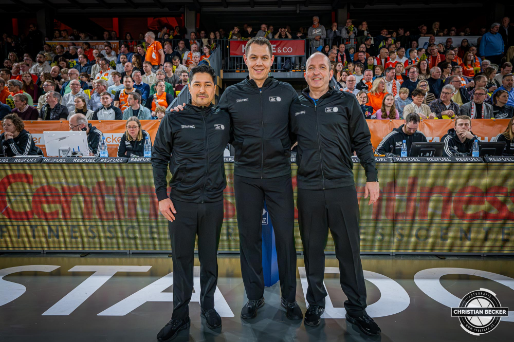 1. Basketball Bundesliga, easyCredit BBL, Saison 2024/2025, Herren, Hauptrunde, 20. Spieltag, 09.02.2025, RASTA Vechta - FC Bayern M&uuml;nchen Basketball
Zulfikar Oruzgani (Schiedsrichter BBL), Carsten Straube (Schiedsrichter BBL) und Oliver Krause (Schiedsrichter BBL) vor der Partie
Schlüsselwörter: 09.02.2025;1. Bundesliga;20. Spieltag;BBL;Basketball;Bayern;FC;Hauptrunde;Liga;M&uuml;nchen;RASTA;RASTA Dome;Saison 2024/2025;Vechta;easycredit