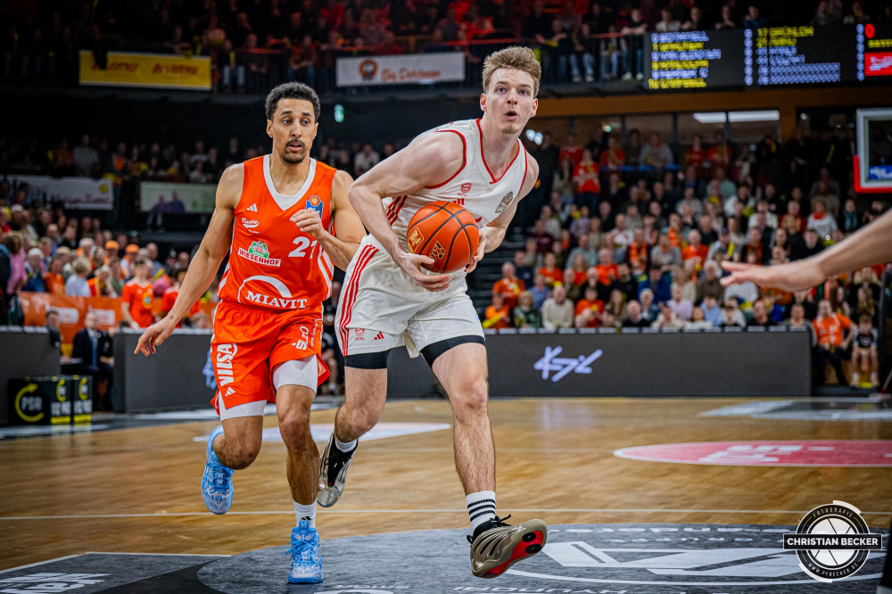 1. Basketball Bundesliga, easyCredit BBL, Saison 2024/2025, Herren, Hauptrunde, 20. Spieltag, 09.02.2025, RASTA Vechta - FC Bayern M&uuml;nchen Basketball
Justus Hollatz (#21 - FC Bayern M&uuml;nchen Basketball) in Aktion
Schlüsselwörter: 09.02.2025;1. Bundesliga;20. Spieltag;BBL;Basketball;Bayern;FC;Hauptrunde;Liga;M&uuml;nchen;RASTA;RASTA Dome;Saison 2024/2025;Vechta;easycredit