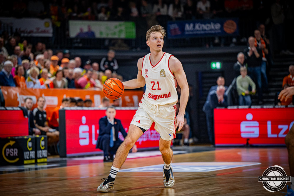 1. Basketball Bundesliga, easyCredit BBL, Saison 2024/2025, Herren, Hauptrunde, 20. Spieltag, 09.02.2025, RASTA Vechta - FC Bayern M&uuml;nchen Basketball
Justus Hollatz (#21 - FC Bayern M&uuml;nchen Basketball) in Aktion
Schlüsselwörter: 09.02.2025;1. Bundesliga;20. Spieltag;BBL;Basketball;Bayern;FC;Hauptrunde;Liga;M&uuml;nchen;RASTA;RASTA Dome;Saison 2024/2025;Vechta;easycredit