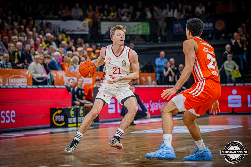 1. Basketball Bundesliga, easyCredit BBL, Saison 2024/2025, Herren, Hauptrunde, 20. Spieltag, 09.02.2025, RASTA Vechta - FC Bayern M&uuml;nchen Basketball
Justus Hollatz (#21 - FC Bayern M&uuml;nchen Basketball) in Aktion
Schlüsselwörter: 09.02.2025;1. Bundesliga;20. Spieltag;BBL;Basketball;Bayern;FC;Hauptrunde;Liga;M&uuml;nchen;RASTA;RASTA Dome;Saison 2024/2025;Vechta;easycredit