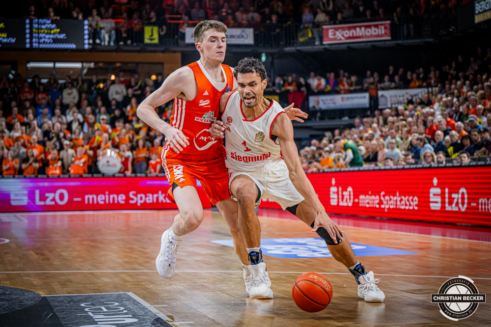 1. Basketball Bundesliga, easyCredit BBL, Saison 2024/2025, Herren, Hauptrunde, 20. Spieltag, 09.02.2025, RASTA Vechta - FC Bayern M&uuml;nchen Basketball
Oscar da Silva (#1 - FC Bayern M&uuml;nchen Basketball) in Aktion gegen Johann Gr&uuml;nloh (#17 - RASTA Vechta)
Schlüsselwörter: 09.02.2025;1. Bundesliga;20. Spieltag;BBL;Basketball;Bayern;FC;Hauptrunde;Liga;M&uuml;nchen;RASTA;RASTA Dome;Saison 2024/2025;Vechta;easycredit