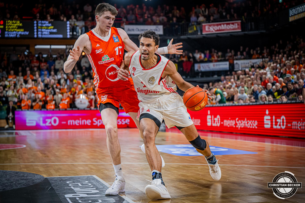 1. Basketball Bundesliga, easyCredit BBL, Saison 2024/2025, Herren, Hauptrunde, 20. Spieltag, 09.02.2025, RASTA Vechta - FC Bayern M&uuml;nchen Basketball
Oscar da Silva (#1 - FC Bayern M&uuml;nchen Basketball) in Aktion gegen Johann Gr&uuml;nloh (#17 - RASTA Vechta)
Schlüsselwörter: 09.02.2025;1. Bundesliga;20. Spieltag;BBL;Basketball;Bayern;FC;Hauptrunde;Liga;M&uuml;nchen;RASTA;RASTA Dome;Saison 2024/2025;Vechta;easycredit