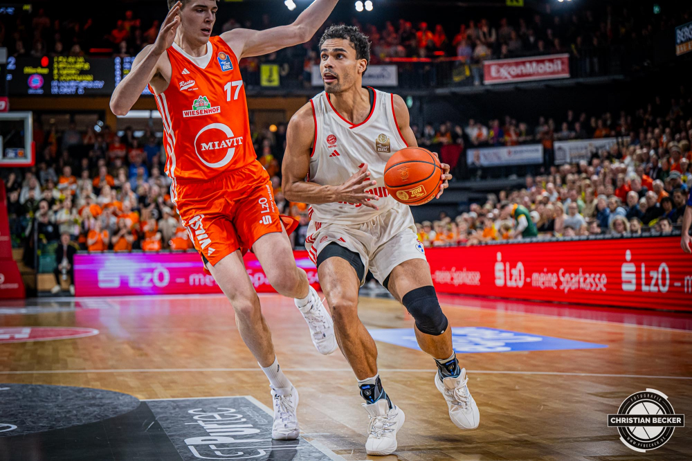 1. Basketball Bundesliga, easyCredit BBL, Saison 2024/2025, Herren, Hauptrunde, 20. Spieltag, 09.02.2025, RASTA Vechta - FC Bayern M&uuml;nchen Basketball
Oscar da Silva (#1 - FC Bayern M&uuml;nchen Basketball) in Aktion gegen Johann Gr&uuml;nloh (#17 - RASTA Vechta)
Schlüsselwörter: 09.02.2025;1. Bundesliga;20. Spieltag;BBL;Basketball;Bayern;FC;Hauptrunde;Liga;M&uuml;nchen;RASTA;RASTA Dome;Saison 2024/2025;Vechta;easycredit