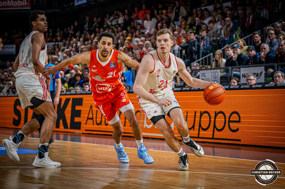 1. Basketball Bundesliga, easyCredit BBL, Saison 2024/2025, Herren, Hauptrunde, 20. Spieltag, 09.02.2025, RASTA Vechta - FC Bayern M&uuml;nchen Basketball
Justus Hollatz (#21 - FC Bayern M&uuml;nchen Basketball) in Aktion gegen Joel Aminu (#21 - RASTA Vechta)
Schlüsselwörter: 09.02.2025;1. Bundesliga;20. Spieltag;BBL;Basketball;Bayern;FC;Hauptrunde;Liga;M&uuml;nchen;RASTA;RASTA Dome;Saison 2024/2025;Vechta;easycredit