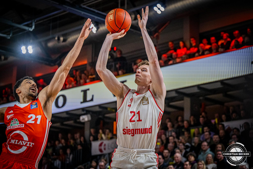 1. Basketball Bundesliga, easyCredit BBL, Saison 2024/2025, Herren, Hauptrunde, 20. Spieltag, 09.02.2025, RASTA Vechta - FC Bayern M&uuml;nchen Basketball
Justus Hollatz (#21 - FC Bayern M&uuml;nchen Basketball) beim Jumpshot
Schlüsselwörter: 09.02.2025;1. Bundesliga;20. Spieltag;BBL;Basketball;Bayern;FC;Hauptrunde;Liga;M&uuml;nchen;RASTA;RASTA Dome;Saison 2024/2025;Vechta;easycredit