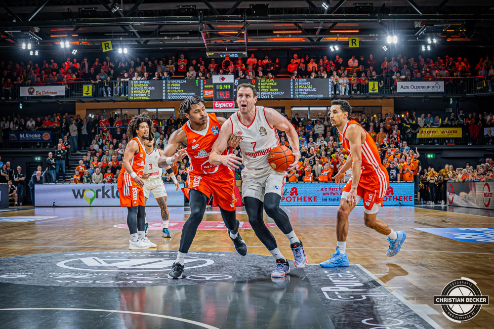 1. Basketball Bundesliga, easyCredit BBL, Saison 2024/2025, Herren, Hauptrunde, 20. Spieltag, 09.02.2025, RASTA Vechta - FC Bayern M&uuml;nchen Basketball
Johannes Voigtmann (#7 - FC Bayern M&uuml;nchen Basketball) in Aktion gegen Isaiah Cozart (#44 - RASTA Vechta)
Schlüsselwörter: 09.02.2025;1. Bundesliga;20. Spieltag;BBL;Basketball;Bayern;FC;Hauptrunde;Liga;M&uuml;nchen;RASTA;RASTA Dome;Saison 2024/2025;Vechta;easycredit