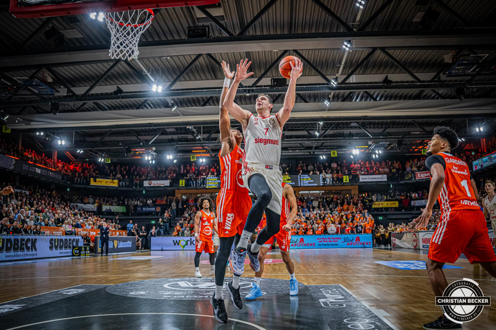 1. Basketball Bundesliga, easyCredit BBL, Saison 2024/2025, Herren, Hauptrunde, 20. Spieltag, 09.02.2025, RASTA Vechta - FC Bayern M&uuml;nchen Basketball
Johannes Voigtmann (#7 - FC Bayern M&uuml;nchen Basketball) beim Korbleger
Schlüsselwörter: 09.02.2025;1. Bundesliga;20. Spieltag;BBL;Basketball;Bayern;FC;Hauptrunde;Liga;M&uuml;nchen;RASTA;RASTA Dome;Saison 2024/2025;Vechta;easycredit