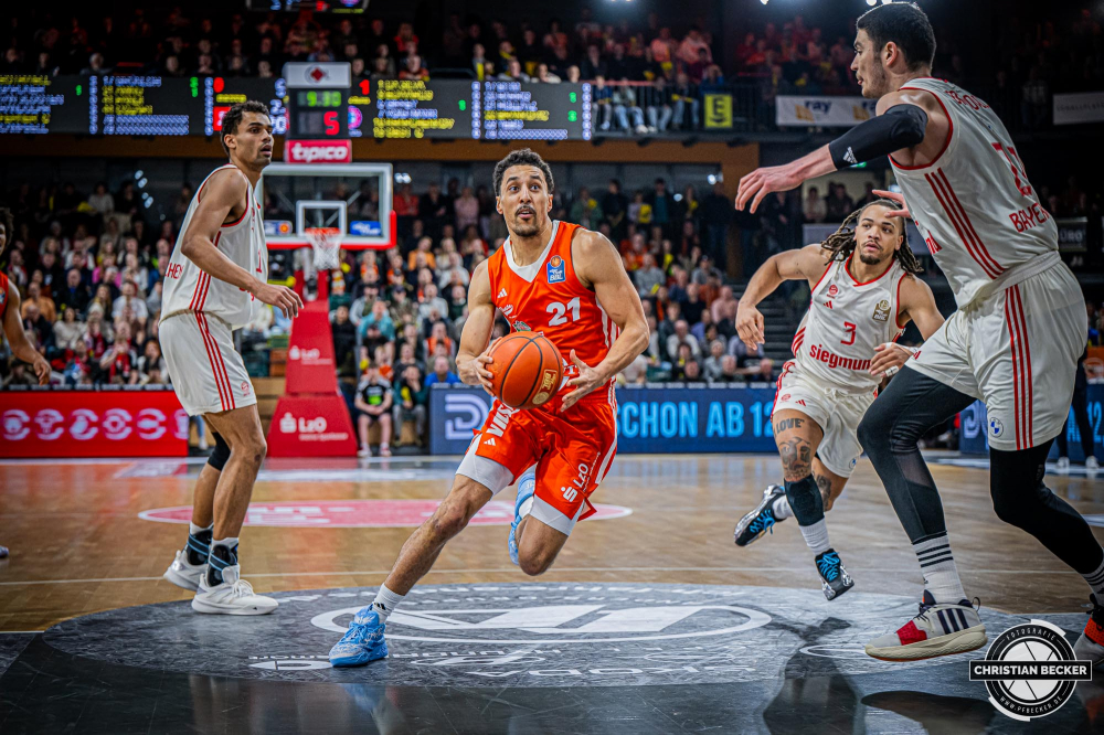 1. Basketball Bundesliga, easyCredit BBL, Saison 2024/2025, Herren, Hauptrunde, 20. Spieltag, 09.02.2025, RASTA Vechta - FC Bayern M&uuml;nchen Basketball
Joel Aminu (#21 - RASTA Vechta) in Aktion
Schlüsselwörter: 09.02.2025;1. Bundesliga;20. Spieltag;BBL;Basketball;Bayern;FC;Hauptrunde;Liga;M&uuml;nchen;RASTA;RASTA Dome;Saison 2024/2025;Vechta;easycredit