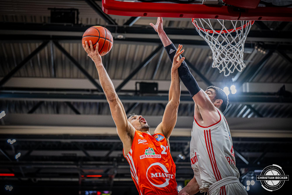 1. Basketball Bundesliga, easyCredit BBL, Saison 2024/2025, Herren, Hauptrunde, 20. Spieltag, 09.02.2025, RASTA Vechta - FC Bayern M&uuml;nchen Basketball
Joel Aminu (#21 - RASTA Vechta) beim Korbleger gegen Danko Brankovic (#22 - FC Bayern M&uuml;nchen Basketball)
Schlüsselwörter: 09.02.2025;1. Bundesliga;20. Spieltag;BBL;Basketball;Bayern;FC;Hauptrunde;Liga;M&uuml;nchen;RASTA;RASTA Dome;Saison 2024/2025;Vechta;easycredit