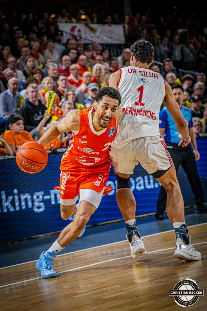 1. Basketball Bundesliga, easyCredit BBL, Saison 2024/2025, Herren, Hauptrunde, 20. Spieltag, 09.02.2025, RASTA Vechta - FC Bayern M&uuml;nchen Basketball
Joel Aminu (#21 - RASTA Vechta) in Aktion
Schlüsselwörter: 09.02.2025;1. Bundesliga;20. Spieltag;BBL;Basketball;Bayern;FC;Hauptrunde;Liga;M&uuml;nchen;RASTA;RASTA Dome;Saison 2024/2025;Vechta;easycredit