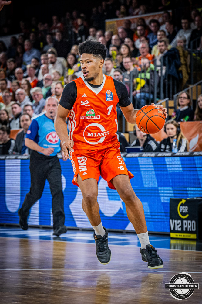 1. Basketball Bundesliga, easyCredit BBL, Saison 2024/2025, Herren, Hauptrunde, 20. Spieltag, 09.02.2025, RASTA Vechta - FC Bayern M&uuml;nchen Basketball
Jayden Gardner (#1 - RASTA Vechta) in Aktion
Schlüsselwörter: 09.02.2025;1. Bundesliga;20. Spieltag;BBL;Basketball;Bayern;FC;Hauptrunde;Liga;M&uuml;nchen;RASTA;RASTA Dome;Saison 2024/2025;Vechta;easycredit