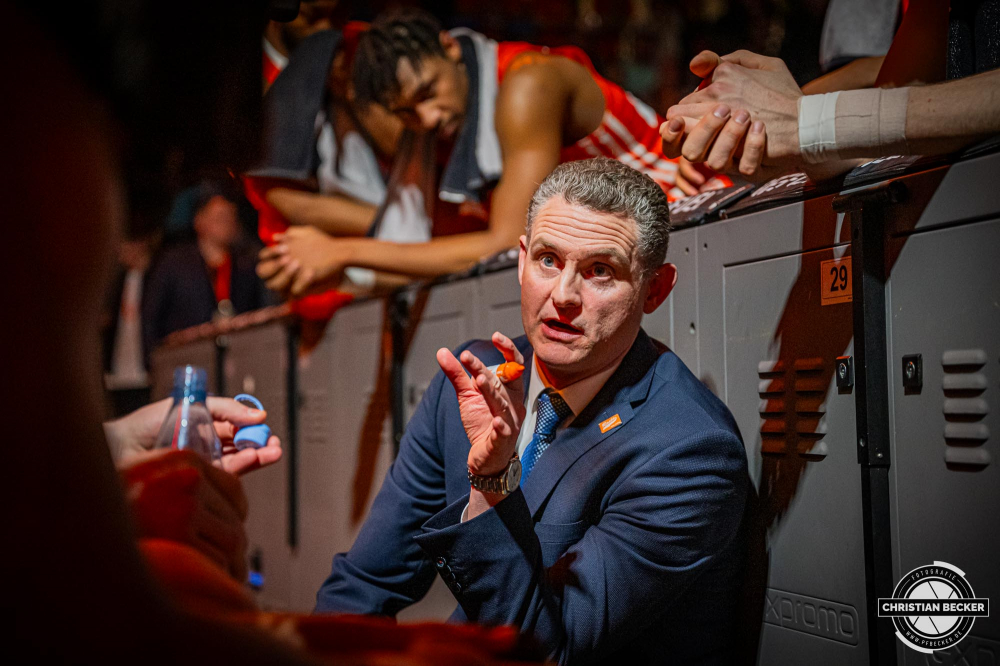 1. Basketball Bundesliga, easyCredit BBL, Saison 2024/2025, Herren, Hauptrunde, 20. Spieltag, 09.02.2025, RASTA Vechta - FC Bayern M&uuml;nchen Basketball
Martin Schiller (Headcoach - RASTA Vechta) w&auml;hrend der Partie
Schlüsselwörter: 09.02.2025;1. Bundesliga;20. Spieltag;BBL;Basketball;Bayern;FC;Hauptrunde;Liga;M&uuml;nchen;RASTA;RASTA Dome;Saison 2024/2025;Vechta;easycredit