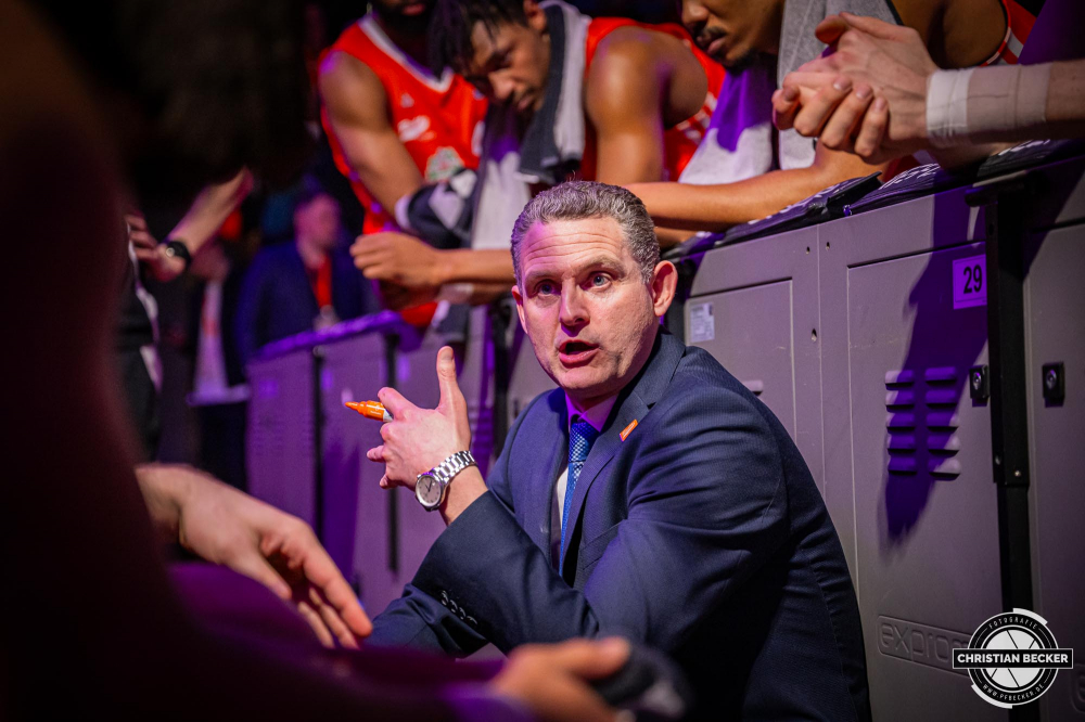 1. Basketball Bundesliga, easyCredit BBL, Saison 2024/2025, Herren, Hauptrunde, 20. Spieltag, 09.02.2025, RASTA Vechta - FC Bayern M&uuml;nchen Basketball
Martin Schiller (Headcoach - RASTA Vechta) w&auml;hrend der Partie
Schlüsselwörter: 09.02.2025;1. Bundesliga;20. Spieltag;BBL;Basketball;Bayern;FC;Hauptrunde;Liga;M&uuml;nchen;RASTA;RASTA Dome;Saison 2024/2025;Vechta;easycredit