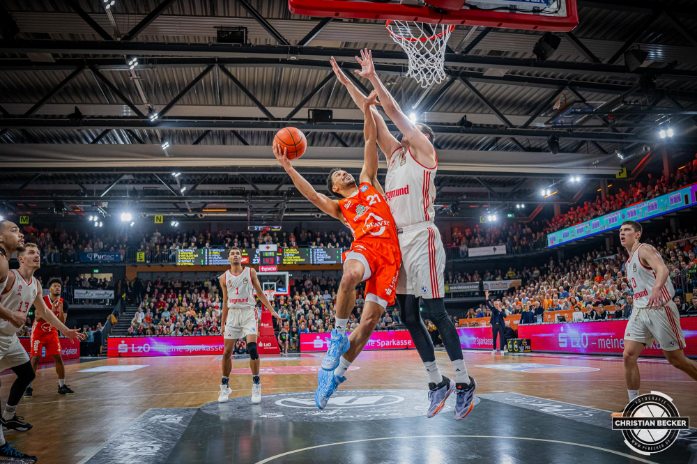 1. Basketball Bundesliga, easyCredit BBL, Saison 2024/2025, Herren, Hauptrunde, 20. Spieltag, 09.02.2025, RASTA Vechta - FC Bayern M&uuml;nchen Basketball
Joel Aminu (#21 - RASTA Vechta) beim Korbleger
Schlüsselwörter: 09.02.2025;1. Bundesliga;20. Spieltag;BBL;Basketball;Bayern;FC;Hauptrunde;Liga;M&uuml;nchen;RASTA;RASTA Dome;Saison 2024/2025;Vechta;easycredit