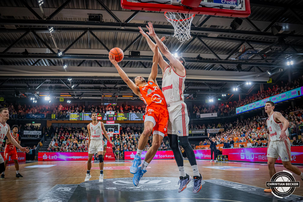 1. Basketball Bundesliga, easyCredit BBL, Saison 2024/2025, Herren, Hauptrunde, 20. Spieltag, 09.02.2025, RASTA Vechta - FC Bayern M&uuml;nchen Basketball
Joel Aminu (#21 - RASTA Vechta) beim Korbleger
Schlüsselwörter: 09.02.2025;1. Bundesliga;20. Spieltag;BBL;Basketball;Bayern;FC;Hauptrunde;Liga;M&uuml;nchen;RASTA;RASTA Dome;Saison 2024/2025;Vechta;easycredit