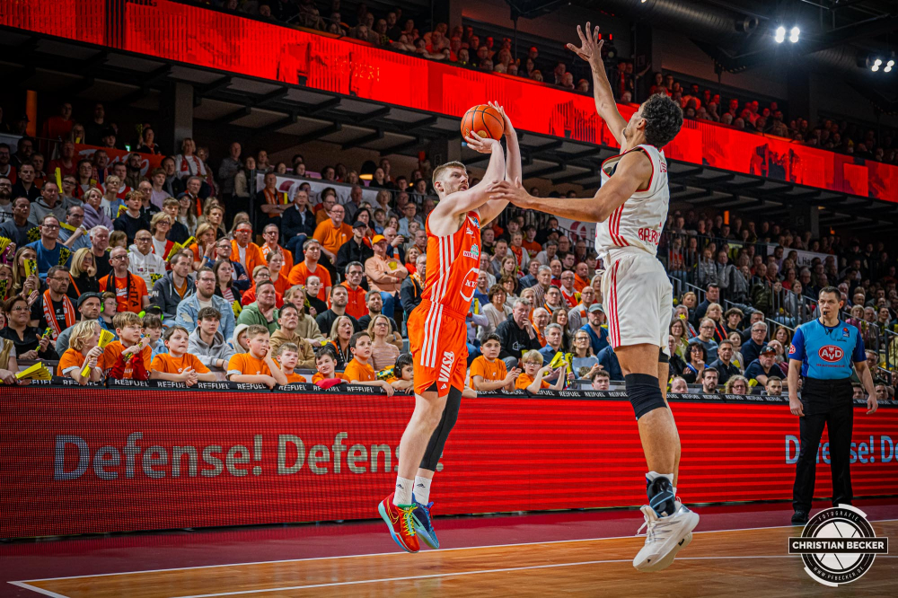 1. Basketball Bundesliga, easyCredit BBL, Saison 2024/2025, Herren, Hauptrunde, 20. Spieltag, 09.02.2025, RASTA Vechta - FC Bayern M&uuml;nchen Basketball
Luc van Slooten (#6 - RASTA Vechta) beim Jumpshot
Schlüsselwörter: 09.02.2025;1. Bundesliga;20. Spieltag;BBL;Basketball;Bayern;FC;Hauptrunde;Liga;M&uuml;nchen;RASTA;RASTA Dome;Saison 2024/2025;Vechta;easycredit