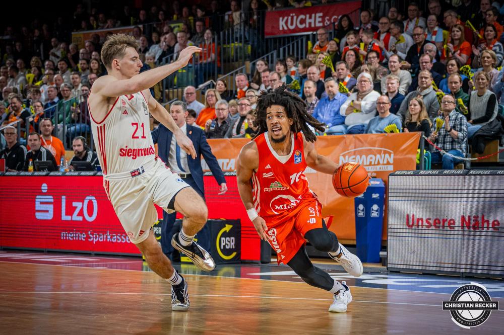 1. Basketball Bundesliga, easyCredit BBL, Saison 2024/2025, Herren, Hauptrunde, 20. Spieltag, 09.02.2025, RASTA Vechta - FC Bayern M&uuml;nchen Basketball
Tyger Campbell (#10 - RASTA Vechta) in Aktion gegen Justus Hollatz (#21 - FC Bayern M&uuml;nchen Basketball)
Schlüsselwörter: 09.02.2025;1. Bundesliga;20. Spieltag;BBL;Basketball;Bayern;FC;Hauptrunde;Liga;M&uuml;nchen;RASTA;RASTA Dome;Saison 2024/2025;Vechta;easycredit