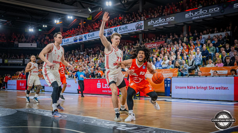 1. Basketball Bundesliga, easyCredit BBL, Saison 2024/2025, Herren, Hauptrunde, 20. Spieltag, 09.02.2025, RASTA Vechta - FC Bayern M&uuml;nchen Basketball
Tyger Campbell (#10 - RASTA Vechta) in Aktion
Schlüsselwörter: 09.02.2025;1. Bundesliga;20. Spieltag;BBL;Basketball;Bayern;FC;Hauptrunde;Liga;M&uuml;nchen;RASTA;RASTA Dome;Saison 2024/2025;Vechta;easycredit