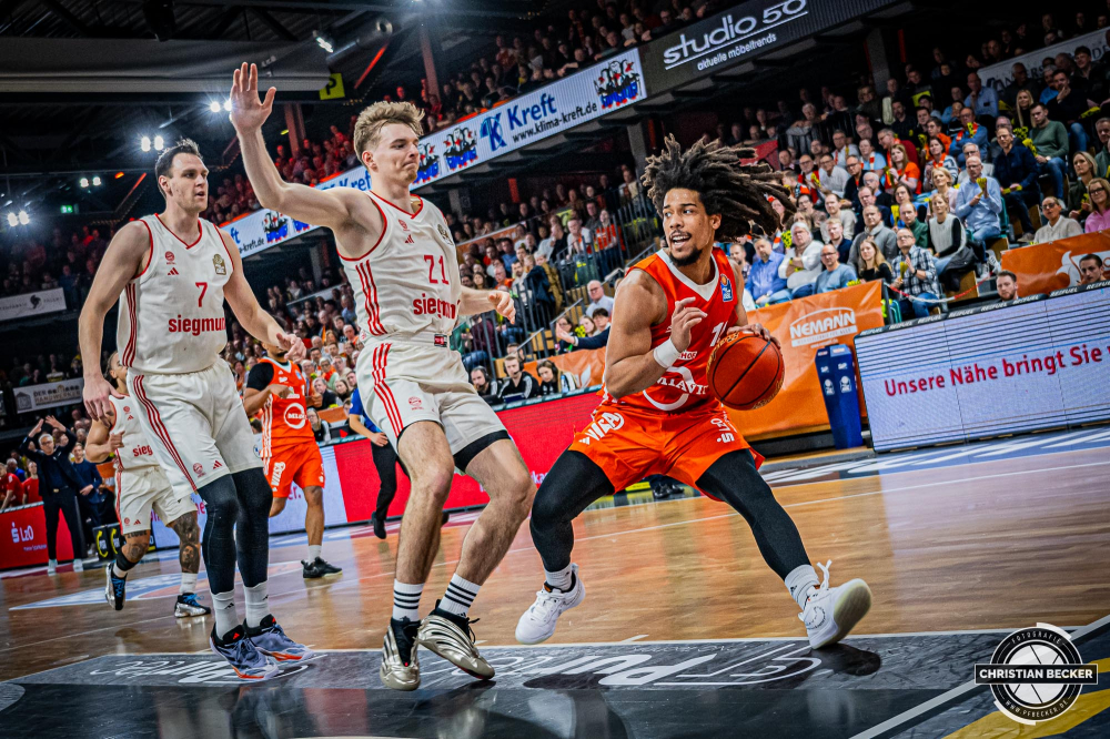 1. Basketball Bundesliga, easyCredit BBL, Saison 2024/2025, Herren, Hauptrunde, 20. Spieltag, 09.02.2025, RASTA Vechta - FC Bayern M&uuml;nchen Basketball
Tyger Campbell (#10 - RASTA Vechta) in Aktion gegen Justus Hollatz (#21 - FC Bayern M&uuml;nchen Basketball)
Schlüsselwörter: 09.02.2025;1. Bundesliga;20. Spieltag;BBL;Basketball;Bayern;FC;Hauptrunde;Liga;M&uuml;nchen;RASTA;RASTA Dome;Saison 2024/2025;Vechta;easycredit