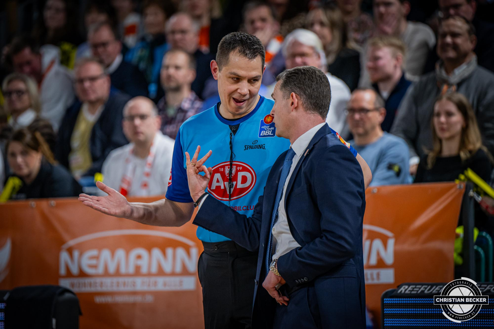1. Basketball Bundesliga, easyCredit BBL, Saison 2024/2025, Herren, Hauptrunde, 20. Spieltag, 09.02.2025, RASTA Vechta - FC Bayern M&uuml;nchen Basketball
Carsten Straube (Schiedsrichter BBL) im Gespr&auml;ch mit Martin Schiller (Headcoach - RASTA Vechta)
Schlüsselwörter: 09.02.2025;1. Bundesliga;20. Spieltag;BBL;Basketball;Bayern;FC;Hauptrunde;Liga;M&uuml;nchen;RASTA;RASTA Dome;Saison 2024/2025;Vechta;easycredit