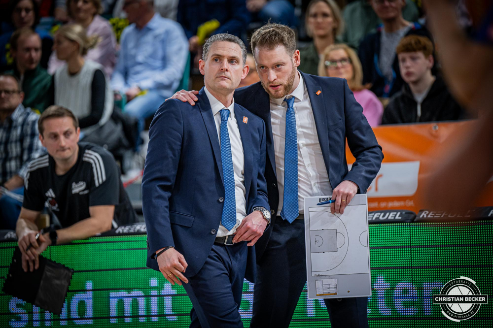 1. Basketball Bundesliga, easyCredit BBL, Saison 2024/2025, Herren, Hauptrunde, 20. Spieltag, 09.02.2025, RASTA Vechta - FC Bayern M&uuml;nchen Basketball
Martin Schiller (Headcoach - RASTA Vechta) und Marius Graf (Assistent Coach - RASTA Vechta) w&auml;hrend der Partie
Schlüsselwörter: 09.02.2025;1. Bundesliga;20. Spieltag;BBL;Basketball;Bayern;FC;Hauptrunde;Liga;M&uuml;nchen;RASTA;RASTA Dome;Saison 2024/2025;Vechta;easycredit