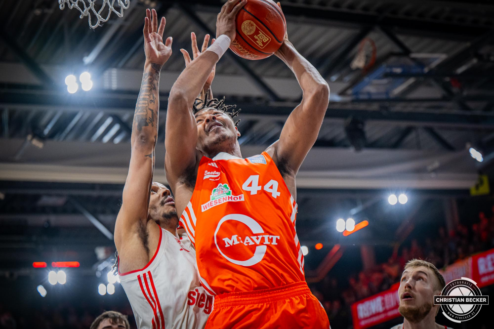 1. Basketball Bundesliga, easyCredit BBL, Saison 2024/2025, Herren, Hauptrunde, 20. Spieltag, 09.02.2025, RASTA Vechta - FC Bayern M&uuml;nchen Basketball
Isaiah Cozart (#44 - RASTA Vechta) beim Korbleger
Schlüsselwörter: 09.02.2025;1. Bundesliga;20. Spieltag;BBL;Basketball;Bayern;FC;Hauptrunde;Liga;M&uuml;nchen;RASTA;RASTA Dome;Saison 2024/2025;Vechta;easycredit