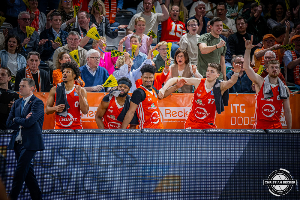 1. Basketball Bundesliga, easyCredit BBL, Saison 2024/2025, Herren, Hauptrunde, 20. Spieltag, 09.02.2025, RASTA Vechta - FC Bayern M&uuml;nchen Basketball
Das Team von RASTA Vechta zeigt Emotionen w&auml;hrend der Partie
Schlüsselwörter: 09.02.2025;1. Bundesliga;20. Spieltag;BBL;Basketball;Bayern;FC;Hauptrunde;Liga;M&uuml;nchen;RASTA;RASTA Dome;Saison 2024/2025;Vechta;easycredit