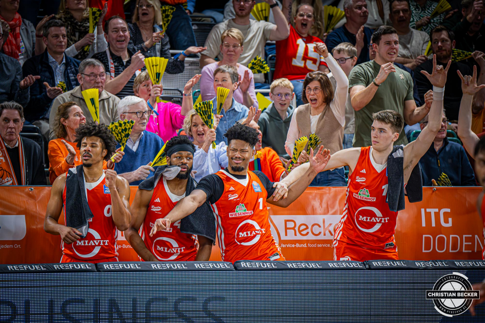 1. Basketball Bundesliga, easyCredit BBL, Saison 2024/2025, Herren, Hauptrunde, 20. Spieltag, 09.02.2025, RASTA Vechta - FC Bayern M&uuml;nchen Basketball
Das Team von RASTA Vechta zeigt Emotionen w&auml;hrend der Partie
Schlüsselwörter: 09.02.2025;1. Bundesliga;20. Spieltag;BBL;Basketball;Bayern;FC;Hauptrunde;Liga;M&uuml;nchen;RASTA;RASTA Dome;Saison 2024/2025;Vechta;easycredit