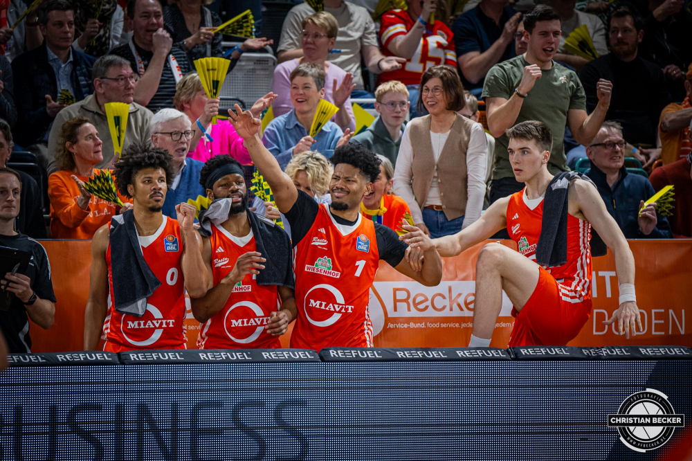 1. Basketball Bundesliga, easyCredit BBL, Saison 2024/2025, Herren, Hauptrunde, 20. Spieltag, 09.02.2025, RASTA Vechta - FC Bayern M&uuml;nchen Basketball
Das Team von RASTA Vechta zeigt Emotionen w&auml;hrend der Partie
Schlüsselwörter: 09.02.2025;1. Bundesliga;20. Spieltag;BBL;Basketball;Bayern;FC;Hauptrunde;Liga;M&uuml;nchen;RASTA;RASTA Dome;Saison 2024/2025;Vechta;easycredit