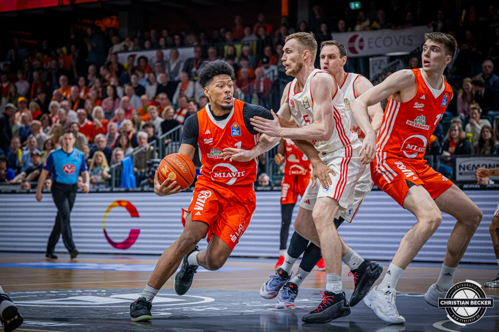 1. Basketball Bundesliga, easyCredit BBL, Saison 2024/2025, Herren, Hauptrunde, 20. Spieltag, 09.02.2025, RASTA Vechta - FC Bayern M&uuml;nchen Basketball
Jayden Gardner (#1 - RASTA Vechta) in Aktion
Schlüsselwörter: 09.02.2025;1. Bundesliga;20. Spieltag;BBL;Basketball;Bayern;FC;Hauptrunde;Liga;M&uuml;nchen;RASTA;RASTA Dome;Saison 2024/2025;Vechta;easycredit