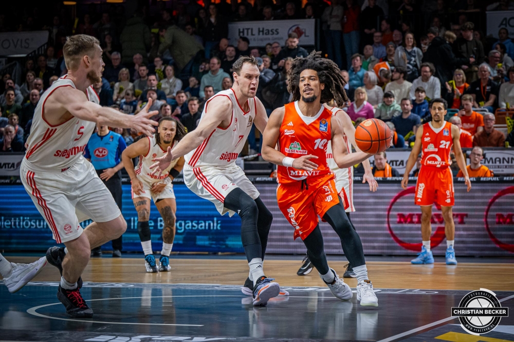 1. Basketball Bundesliga, easyCredit BBL, Saison 2024/2025, Herren, Hauptrunde, 20. Spieltag, 09.02.2025, RASTA Vechta - FC Bayern M&uuml;nchen Basketball
Tyger Campbell (#10 - RASTA Vechta) in Aktion gegen Johannes Voigtmann (#7 - FC Bayern M&uuml;nchen Basketball)
Schlüsselwörter: 09.02.2025;1. Bundesliga;20. Spieltag;BBL;Basketball;Bayern;FC;Hauptrunde;Liga;M&uuml;nchen;RASTA;RASTA Dome;Saison 2024/2025;Vechta;easycredit