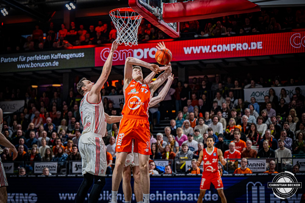 1. Basketball Bundesliga, easyCredit BBL, Saison 2024/2025, Herren, Hauptrunde, 20. Spieltag, 09.02.2025, RASTA Vechta - FC Bayern M&uuml;nchen Basketball
Johann Gr&uuml;nloh (#17 - RASTA Vechta) beim Korbleger
Schlüsselwörter: 09.02.2025;1. Bundesliga;20. Spieltag;BBL;Basketball;Bayern;FC;Hauptrunde;Liga;M&uuml;nchen;RASTA;RASTA Dome;Saison 2024/2025;Vechta;easycredit