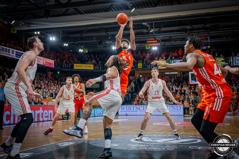 1. Basketball Bundesliga, easyCredit BBL, Saison 2024/2025, Herren, Hauptrunde, 20. Spieltag, 09.02.2025, RASTA Vechta - FC Bayern M&uuml;nchen Basketball
Jayden Gardner (#1 - RASTA Vechta) beim Jumpshot
Schlüsselwörter: 09.02.2025;1. Bundesliga;20. Spieltag;BBL;Basketball;Bayern;FC;Hauptrunde;Liga;M&uuml;nchen;RASTA;RASTA Dome;Saison 2024/2025;Vechta;easycredit