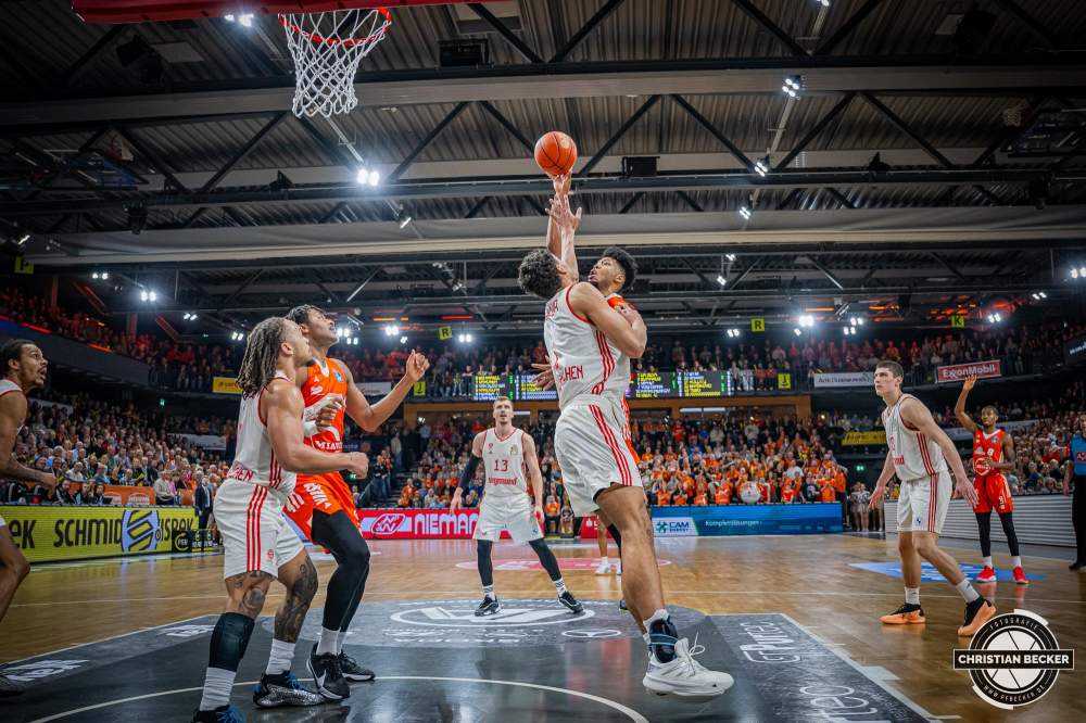 1. Basketball Bundesliga, easyCredit BBL, Saison 2024/2025, Herren, Hauptrunde, 20. Spieltag, 09.02.2025, RASTA Vechta - FC Bayern M&uuml;nchen Basketball
Jayden Gardner (#1 - RASTA Vechta) beim Korbleger
Schlüsselwörter: 09.02.2025;1. Bundesliga;20. Spieltag;BBL;Basketball;Bayern;FC;Hauptrunde;Liga;M&uuml;nchen;RASTA;RASTA Dome;Saison 2024/2025;Vechta;easycredit