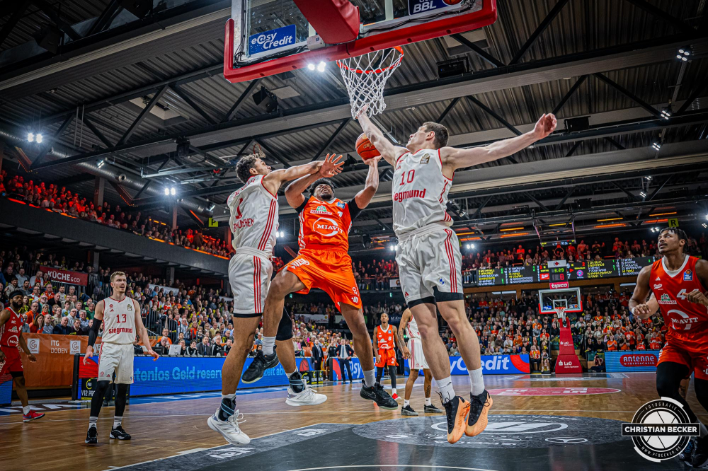 1. Basketball Bundesliga, easyCredit BBL, Saison 2024/2025, Herren, Hauptrunde, 20. Spieltag, 09.02.2025, RASTA Vechta - FC Bayern M&uuml;nchen Basketball
Jayden Gardner (#1 - RASTA Vechta) beim Korbleger
Schlüsselwörter: 09.02.2025;1. Bundesliga;20. Spieltag;BBL;Basketball;Bayern;FC;Hauptrunde;Liga;M&uuml;nchen;RASTA;RASTA Dome;Saison 2024/2025;Vechta;easycredit