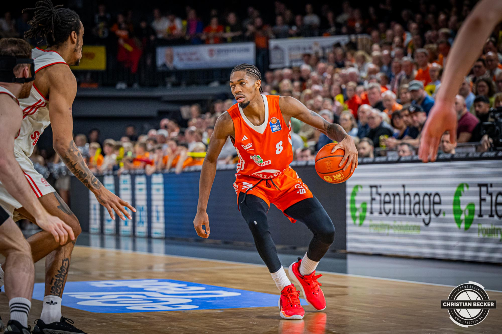 1. Basketball Bundesliga, easyCredit BBL, Saison 2024/2025, Herren, Hauptrunde, 20. Spieltag, 09.02.2025, RASTA Vechta - FC Bayern M&uuml;nchen Basketball
Brandon Randolph (#8 - RASTA Vechta) in Aktion
Schlüsselwörter: 09.02.2025;1. Bundesliga;20. Spieltag;BBL;Basketball;Bayern;FC;Hauptrunde;Liga;M&uuml;nchen;RASTA;RASTA Dome;Saison 2024/2025;Vechta;easycredit