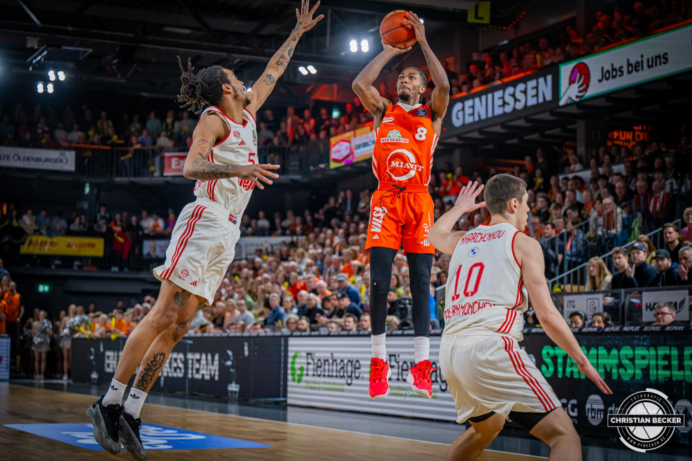 1. Basketball Bundesliga, easyCredit BBL, Saison 2024/2025, Herren, Hauptrunde, 20. Spieltag, 09.02.2025, RASTA Vechta - FC Bayern M&uuml;nchen Basketball
Brandon Randolph (#8 - RASTA Vechta) beim Jumpshot
Schlüsselwörter: 09.02.2025;1. Bundesliga;20. Spieltag;BBL;Basketball;Bayern;FC;Hauptrunde;Liga;M&uuml;nchen;RASTA;RASTA Dome;Saison 2024/2025;Vechta;easycredit