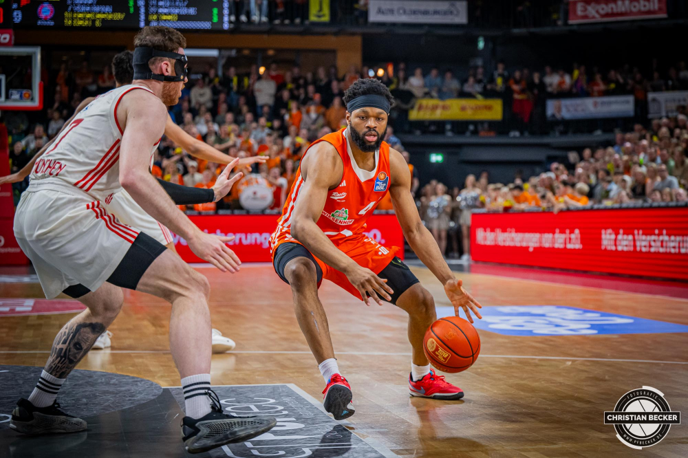 1. Basketball Bundesliga, easyCredit BBL, Saison 2024/2025, Herren, Hauptrunde, 20. Spieltag, 09.02.2025, RASTA Vechta - FC Bayern M&uuml;nchen Basketball
Lloyd Pandi (#41 - RASTA Vechta) in Aktion
Schlüsselwörter: 09.02.2025;1. Bundesliga;20. Spieltag;BBL;Basketball;Bayern;FC;Hauptrunde;Liga;M&uuml;nchen;RASTA;RASTA Dome;Saison 2024/2025;Vechta;easycredit