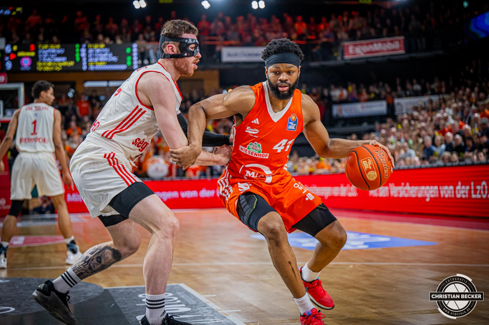 1. Basketball Bundesliga, easyCredit BBL, Saison 2024/2025, Herren, Hauptrunde, 20. Spieltag, 09.02.2025, RASTA Vechta - FC Bayern M&uuml;nchen Basketball
Lloyd Pandi (#41 - RASTA Vechta) in Aktion
Schlüsselwörter: 09.02.2025;1. Bundesliga;20. Spieltag;BBL;Basketball;Bayern;FC;Hauptrunde;Liga;M&uuml;nchen;RASTA;RASTA Dome;Saison 2024/2025;Vechta;easycredit