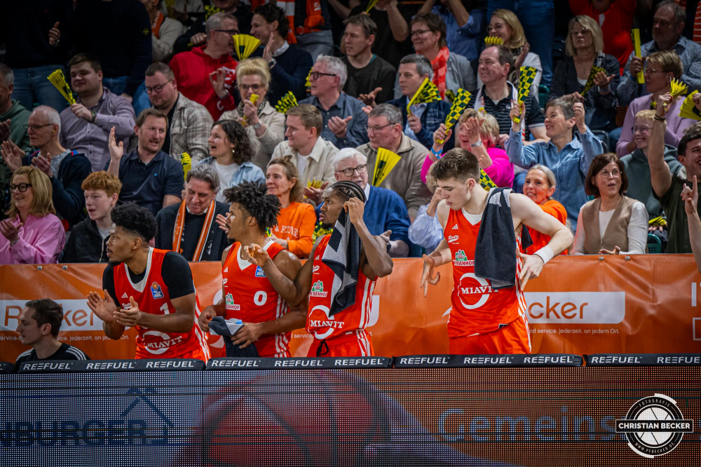 1. Basketball Bundesliga, easyCredit BBL, Saison 2024/2025, Herren, Hauptrunde, 20. Spieltag, 09.02.2025, RASTA Vechta - FC Bayern M&uuml;nchen Basketball
Das Team von RASTA Vechta zeigt Emotionen w&auml;hrend der Partie
Schlüsselwörter: 09.02.2025;1. Bundesliga;20. Spieltag;BBL;Basketball;Bayern;FC;Hauptrunde;Liga;M&uuml;nchen;RASTA;RASTA Dome;Saison 2024/2025;Vechta;easycredit