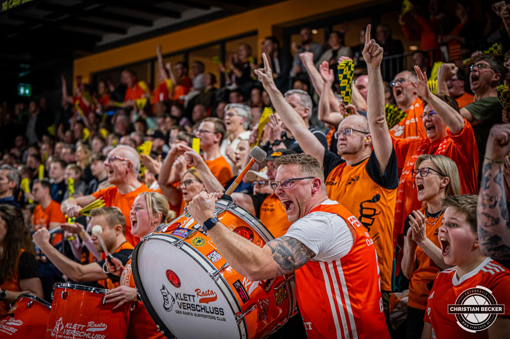 1. Basketball Bundesliga, easyCredit BBL, Saison 2024/2025, Herren, Hauptrunde, 20. Spieltag, 09.02.2025, RASTA Vechta - FC Bayern M&uuml;nchen Basketball
Klettverschluss (Fanclub - RASTA Vechta) zeigt Emotionen w&auml;hrend der Partie
Schlüsselwörter: 09.02.2025;1. Bundesliga;20. Spieltag;BBL;Basketball;Bayern;FC;Hauptrunde;Liga;M&uuml;nchen;RASTA;RASTA Dome;Saison 2024/2025;Vechta;easycredit