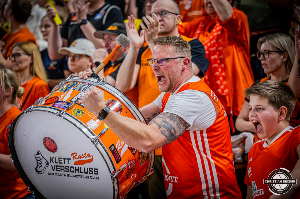 1. Basketball Bundesliga, easyCredit BBL, Saison 2024/2025, Herren, Hauptrunde, 20. Spieltag, 09.02.2025, RASTA Vechta - FC Bayern M&uuml;nchen Basketball
Klettverschluss (Fanclub - RASTA Vechta) zeigt Emotionen w&auml;hrend der Partie
Schlüsselwörter: 09.02.2025;1. Bundesliga;20. Spieltag;BBL;Basketball;Bayern;FC;Hauptrunde;Liga;M&uuml;nchen;RASTA;RASTA Dome;Saison 2024/2025;Vechta;easycredit