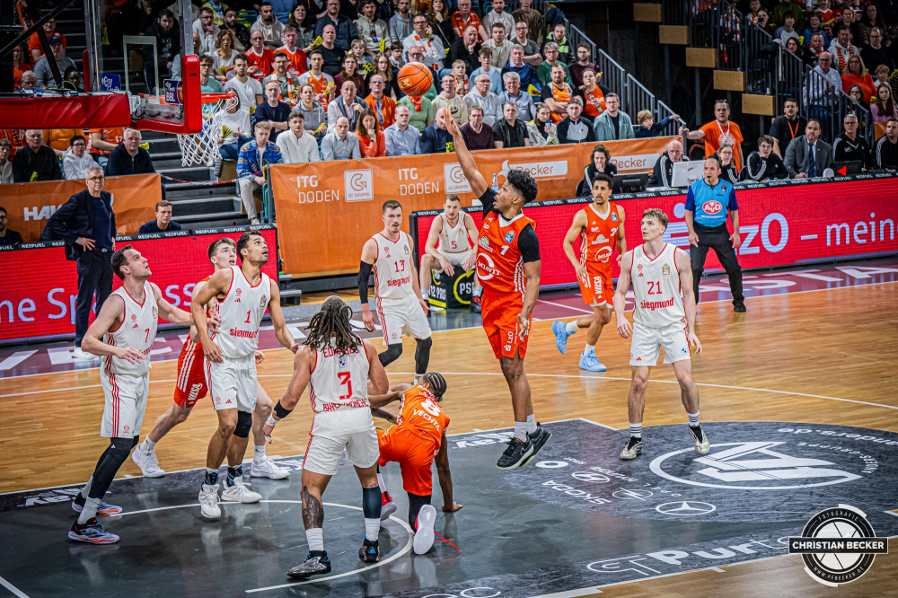 1. Basketball Bundesliga, easyCredit BBL, Saison 2024/2025, Herren, Hauptrunde, 20. Spieltag, 09.02.2025, RASTA Vechta - FC Bayern M&uuml;nchen Basketball
Jayden Gardner (#1 - RASTA Vechta) beim Korbleger
Schlüsselwörter: 09.02.2025;1. Bundesliga;20. Spieltag;BBL;Basketball;Bayern;FC;Hauptrunde;Liga;M&uuml;nchen;RASTA;RASTA Dome;Saison 2024/2025;Vechta;easycredit