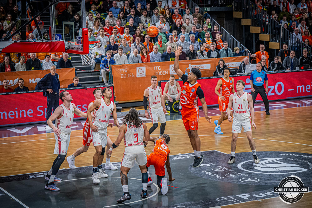 1. Basketball Bundesliga, easyCredit BBL, Saison 2024/2025, Herren, Hauptrunde, 20. Spieltag, 09.02.2025, RASTA Vechta - FC Bayern M&uuml;nchen Basketball
Jayden Gardner (#1 - RASTA Vechta) beim Korbleger
Schlüsselwörter: 09.02.2025;1. Bundesliga;20. Spieltag;BBL;Basketball;Bayern;FC;Hauptrunde;Liga;M&uuml;nchen;RASTA;RASTA Dome;Saison 2024/2025;Vechta;easycredit