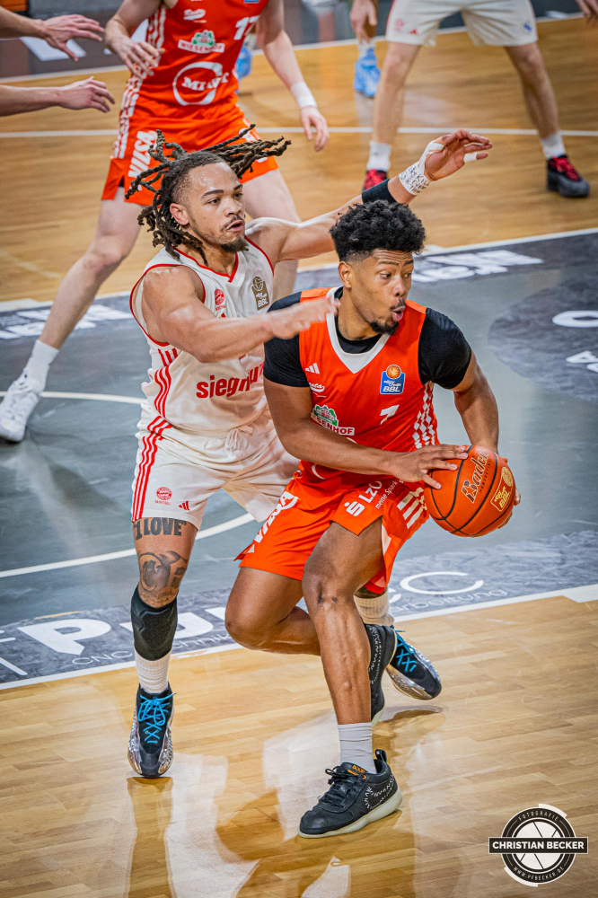 1. Basketball Bundesliga, easyCredit BBL, Saison 2024/2025, Herren, Hauptrunde, 20. Spieltag, 09.02.2025, RASTA Vechta - FC Bayern M&uuml;nchen Basketball
Jayden Gardner (#1 - RASTA Vechta) in Aktion gegen Carsen Edwards (#3 - FC Bayern M&uuml;nchen Basketball)
Schlüsselwörter: 09.02.2025;1. Bundesliga;20. Spieltag;BBL;Basketball;Bayern;FC;Hauptrunde;Liga;M&uuml;nchen;RASTA;RASTA Dome;Saison 2024/2025;Vechta;easycredit