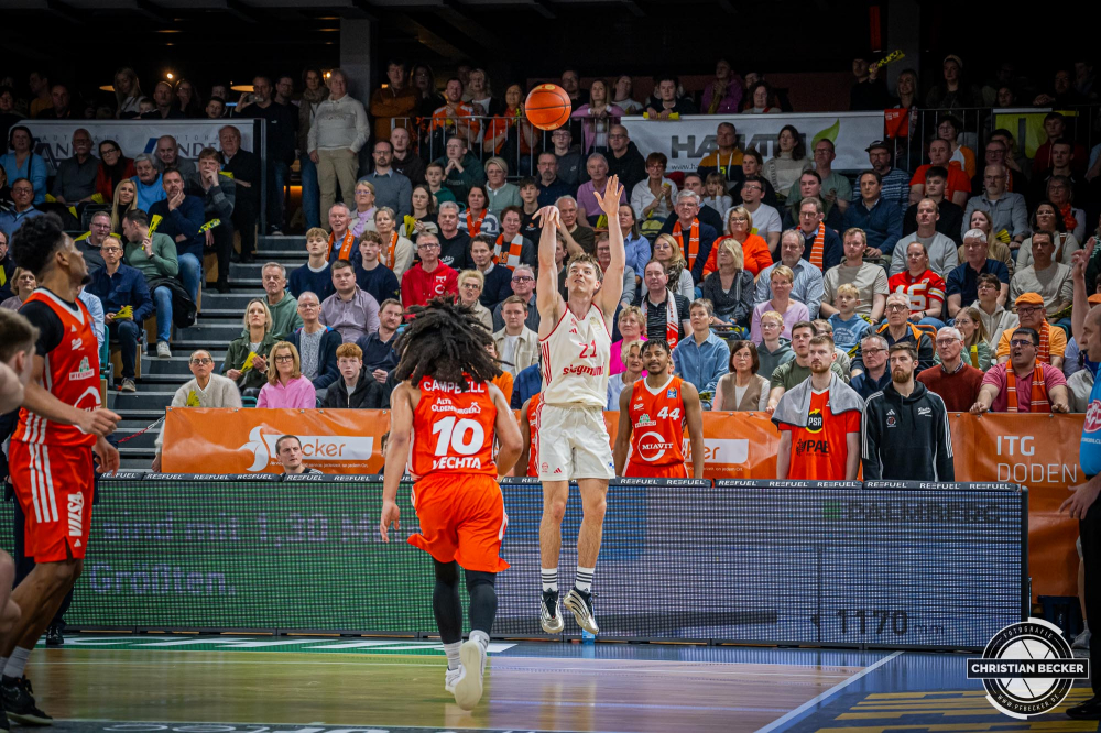 1. Basketball Bundesliga, easyCredit BBL, Saison 2024/2025, Herren, Hauptrunde, 20. Spieltag, 09.02.2025, RASTA Vechta - FC Bayern M&uuml;nchen Basketball
Justus Hollatz (#21 - FC Bayern M&uuml;nchen Basketball) beim Jumpshot
Schlüsselwörter: 09.02.2025;1. Bundesliga;20. Spieltag;BBL;Basketball;Bayern;FC;Hauptrunde;Liga;M&uuml;nchen;RASTA;RASTA Dome;Saison 2024/2025;Vechta;easycredit